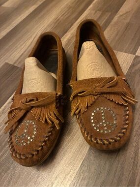 Minnetonka Brown Suede Kilty Studded Peace Sign Fringe Moccasin SZ 7